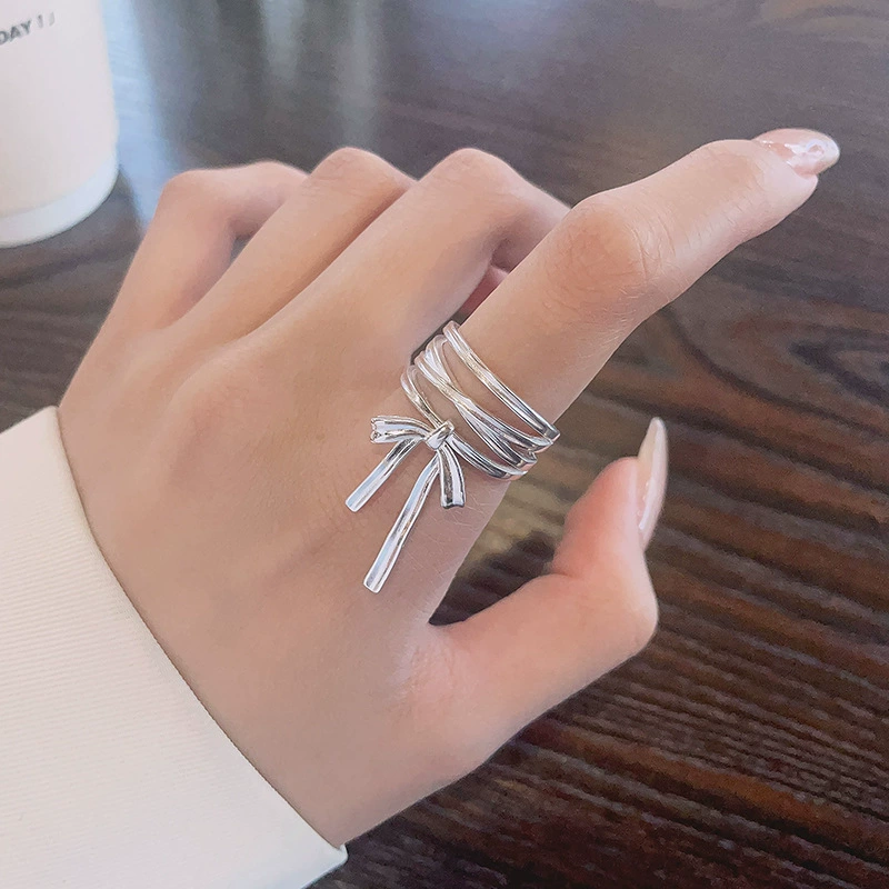 潮晟 Creative ring with bow, silver 925 sample, Korean style, on index finger