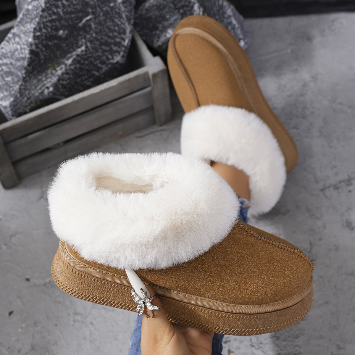 Women's platform snow boots with rounded toe lined with plush_voghion.com
