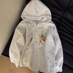 アメリカのレトロなカラーの波点刺繍と帽子のカーディガンの女性のゆったりとしたデザイン感があります。