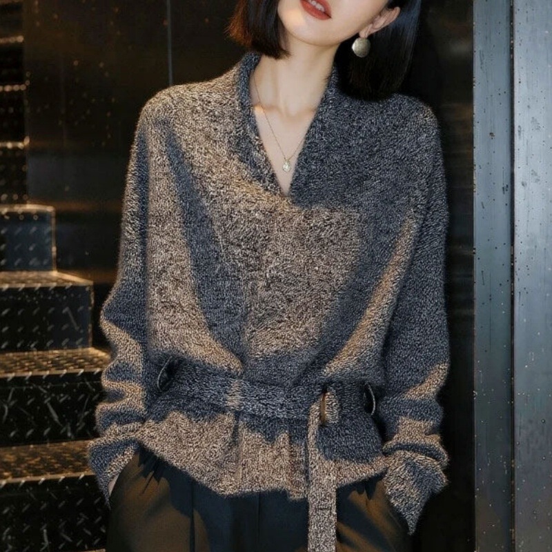 Lazy Gray V-Neck Sweater for Women, 2026 Spring New Style, High-End, Stylish, Age-Reducing, Tie-Waist, Knitted Top