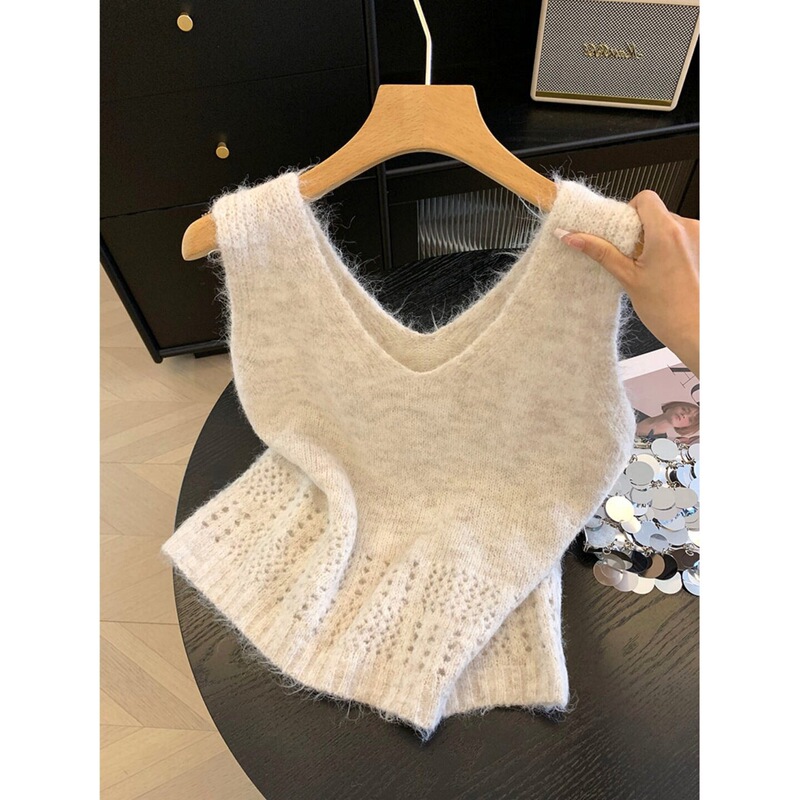 Autumn and winter style soft V-neck sleeveless pullover layered vest knitted cardigan for women, hollow-out design, youthful knitted top Autumn and winter style soft V-neck sleeveless pullover layered vest knitted cardigan for women, hollow-out design, youthful knitted top