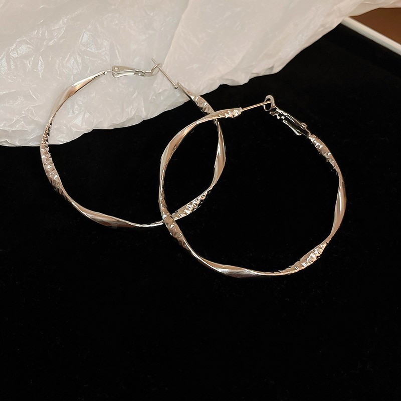 Pendientes redondos irregulares con aguja de plata Pendientes simples y fríos de moda Pendientes europeos y americanos de lujo ligero Pendientes de alta gama mujeres