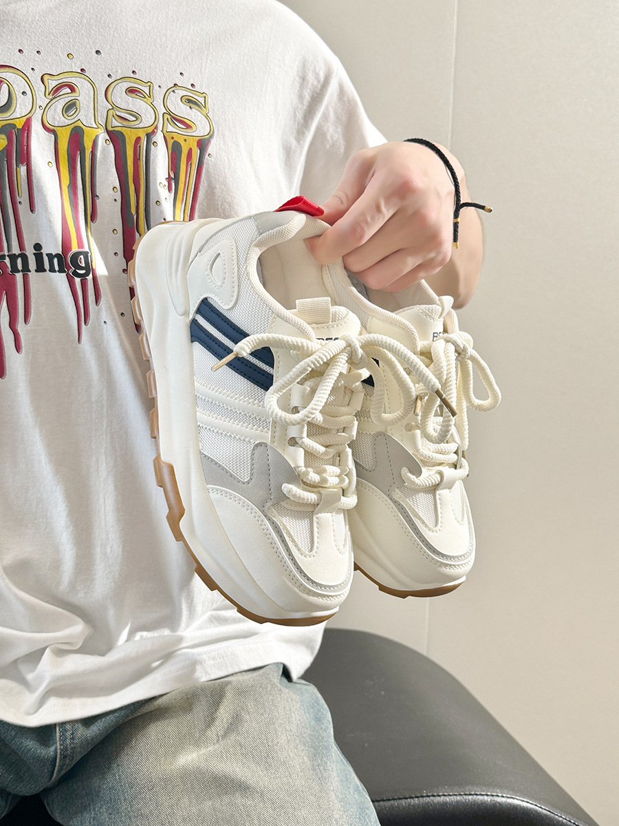Pequeños zapatos blancos para mujeres 2025 nuevos zapatos deportivos de estudiantes zapatos de skate para mujeres zapatos de carreras casuales con suela plana