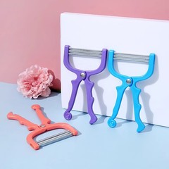 ひげを抜く神器を顔を引っ張って顔の汗の毛を払う男性は、毛を抜く学生の顔を引っ張る器で顔の毛を取り除く