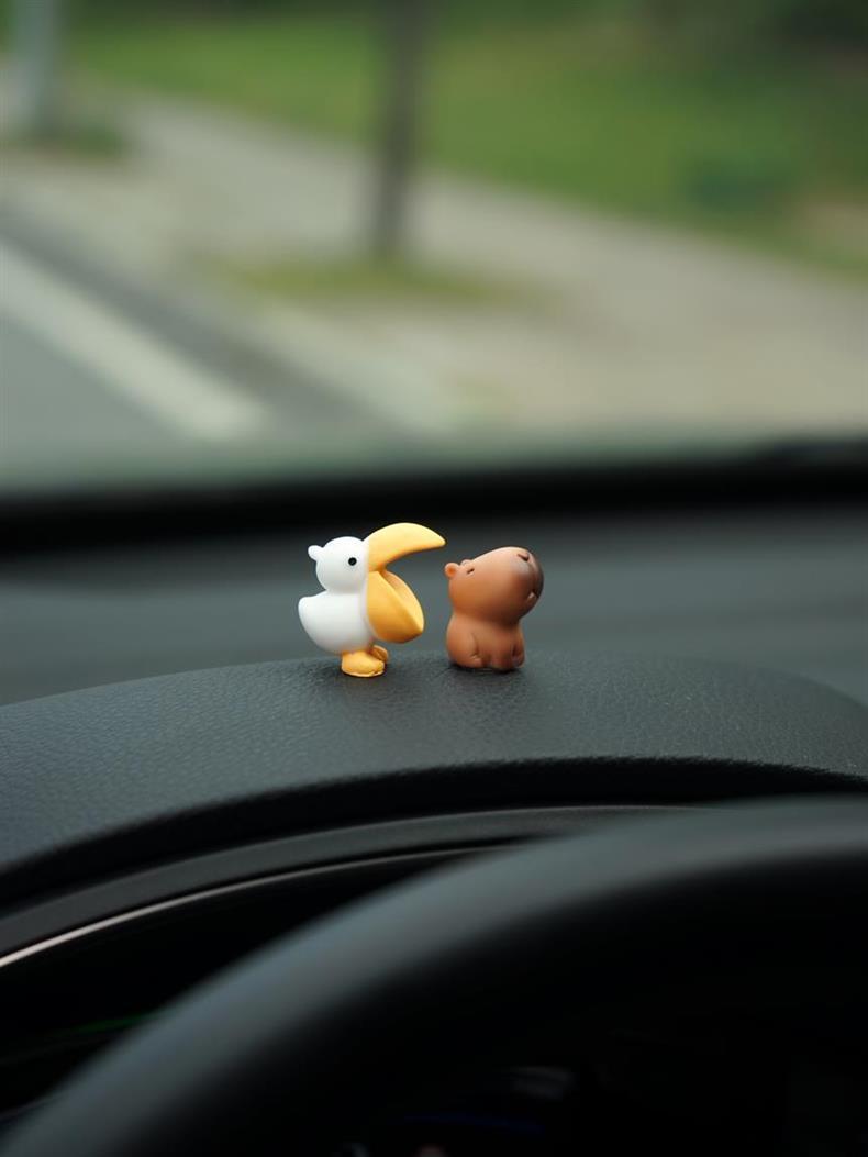 Während der Arbeitszeit ist es verboten, Kollegen zu essen. Dekorative Kleine Auto-Ornamente, Mini Niedliche Weibliche Pelikan- und Capybara-Figuren – Detail 2