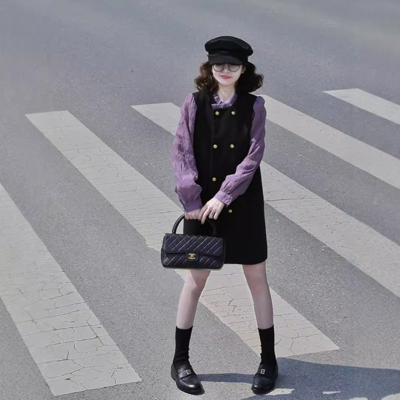 黒のワンピースをつなぎ合わせて、女性の秋に肉を隠して痩せた質感を見せます。|undefined