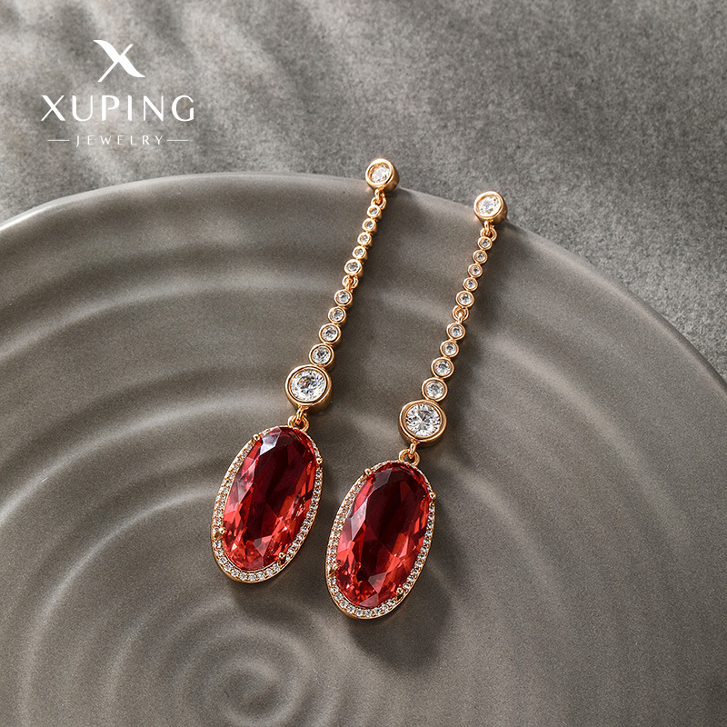 Nuevo accesorio de moda de Xuping Jewelry: pendientes largos con gemas artificiales de un toque de lujo, con un diseño único en rojo granate.