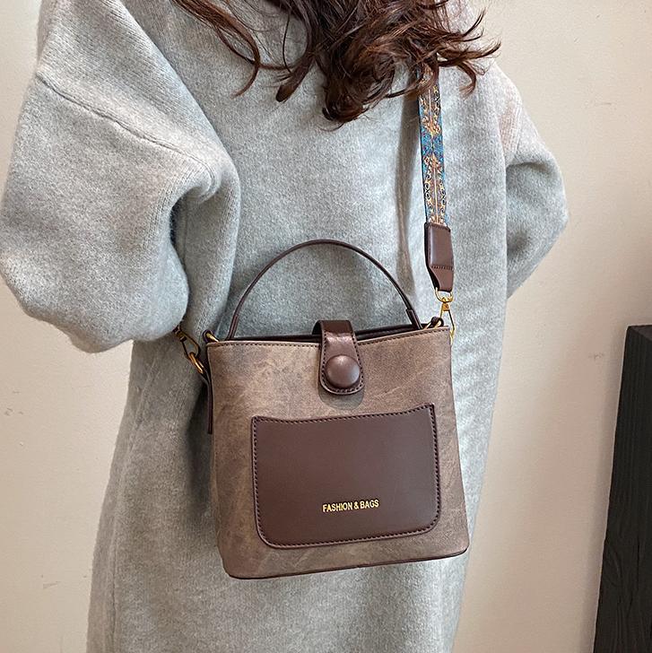 Bolsa de cubo portátil popular de comercio exterior para mujeres 2025 nuevo color de contraste universal bolso de hombro retro moda mochila