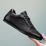 2025 Лето и осень Новые мужские туфли с плоской подошвой Универсальные кожаные маленькие черные туфли Мужские туфли для вождения Походная обувь Обувь Forrest Gump оптом