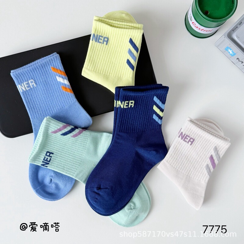 Aidida children's socks manufacturer wholesale high-elastic boys' socks, autumn and winter models, made of combed cotton, breathable, sweat-absorbent, and anti-pilling Aidida children's socks manufacturer wholesale high-elastic boys' socks, autumn and winter models, made of combed cotton, breathable, sweat-absorbent, and anti-pilling