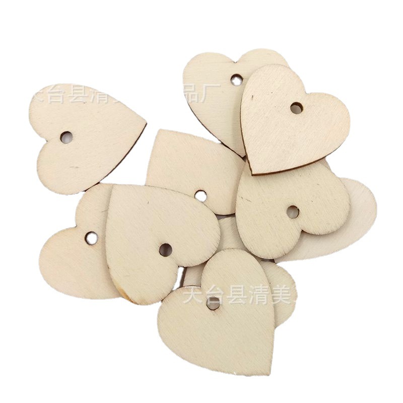 Perforado corazón de madera botón pieza con agujero melocotón corazón madera decorativa pieza de madera