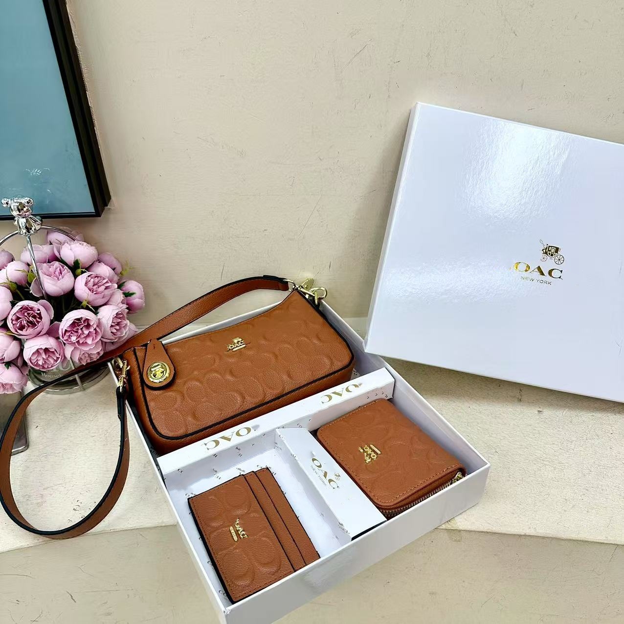 2025 nuevo Kome bolso brazo cartera de tres piezas conjunto de co caja bolsa de tarjetas de comercio exterior transfronterizo bolso de donación