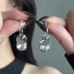 シンプルな大気の正方形の水晶のイヤリングの新型のネットの赤いファッションのリングのイヤリングの高級感の銀の針のアレルギー防止のピアス