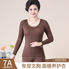 中高年の女性の薄い秋の服は大きいサイズをプラスして太っています。