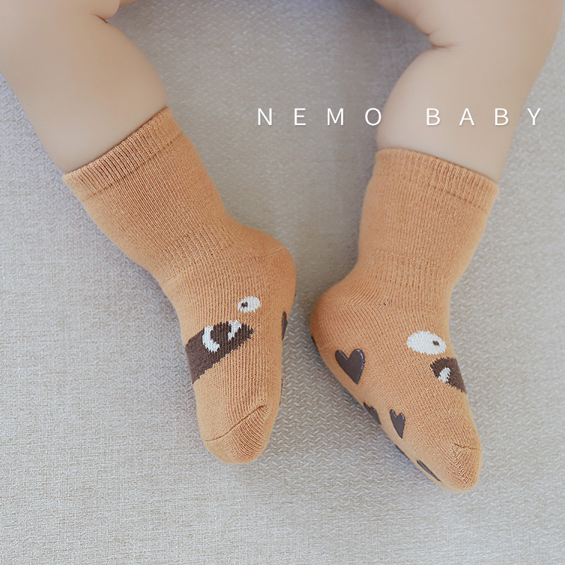 21 nuevos calcetines de piso para niños de otoño e invierno calcetines de bebé de algodón peinado calcetines de bebé antideslizantes para niños pequeños calcetines de algodón de media pantorrilla de dibujos animados