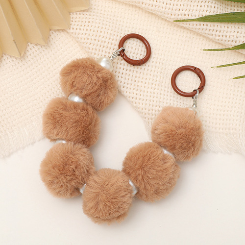 Yi Lian autumn and winter new fur ball beaded hand chain mobile phone case bag pendant short wrist strap chain for women