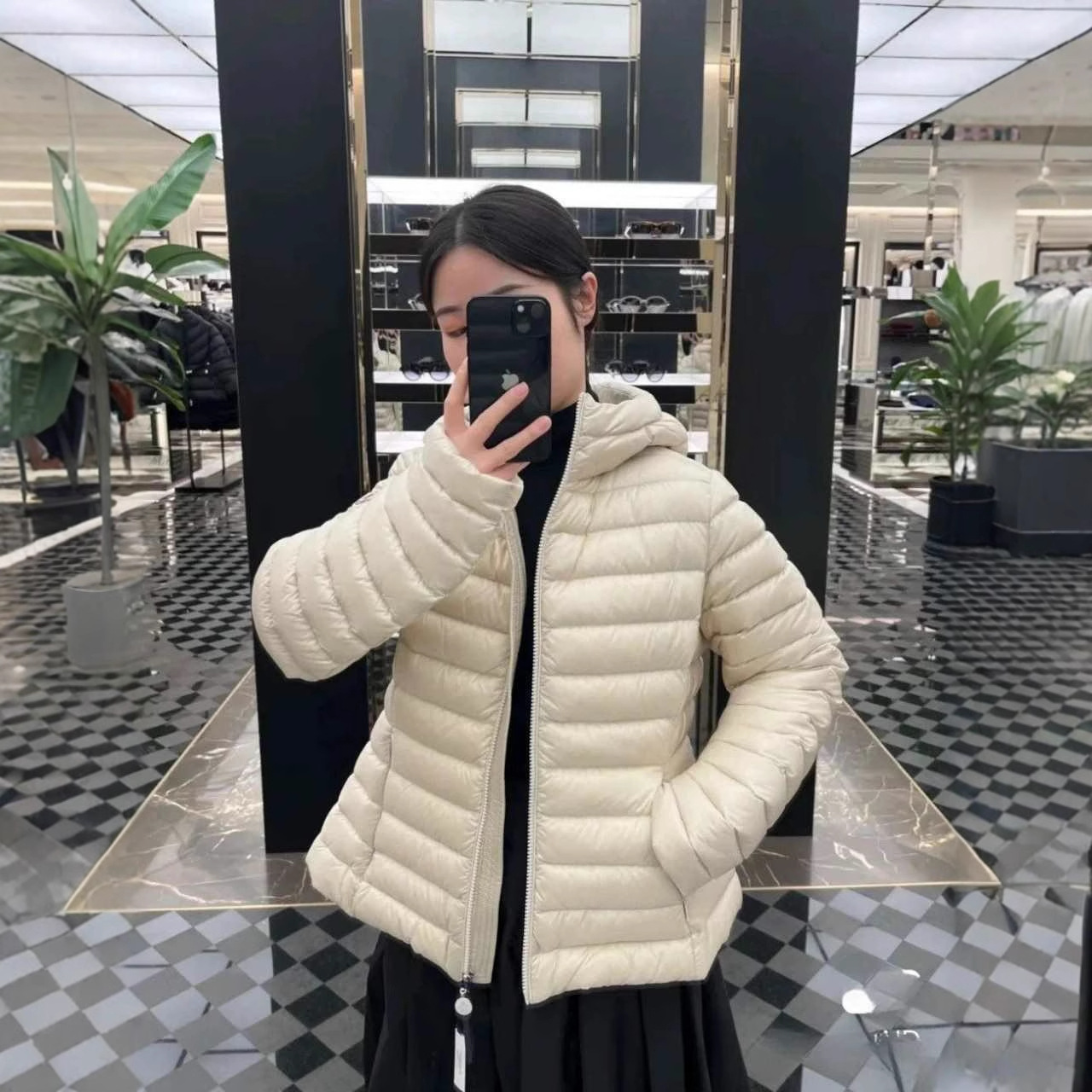 M-Style Lightweight Hooded down Jacket for Women, Short Slim Design, Autumn and Winter Simple Fashion Coat, Available in Black and White
