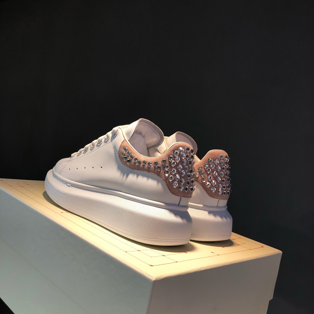 Versión superior de gama alta brillante diamante McQueen blanco zapatos de las mujeres flash diamante piel de vaca gruesa inferior aumento versátil deportes par zapatos casuales hombres