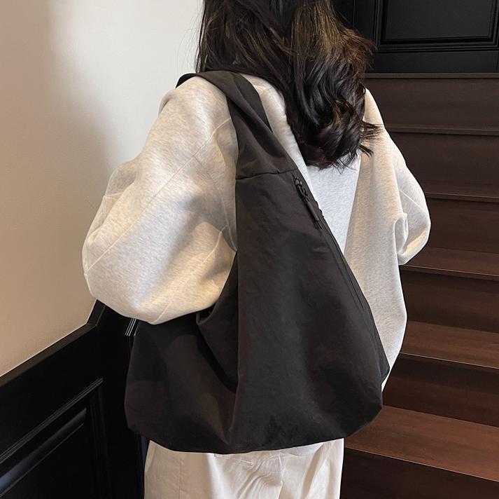 Bolsos de tela de nailon para axila bolsos de mujer 2025 nuevo bolso de hombro de moda casual de gran capacidad para viajar al trabajo