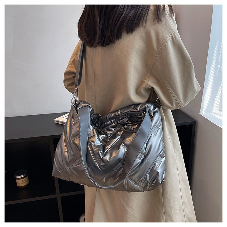 New Women's Bag Fashionable Large Capacity Shoulder Bag Women's 2023 Autumn/winter New Down Fabric Bag Trend Crossover Women's Bag_voghion.com