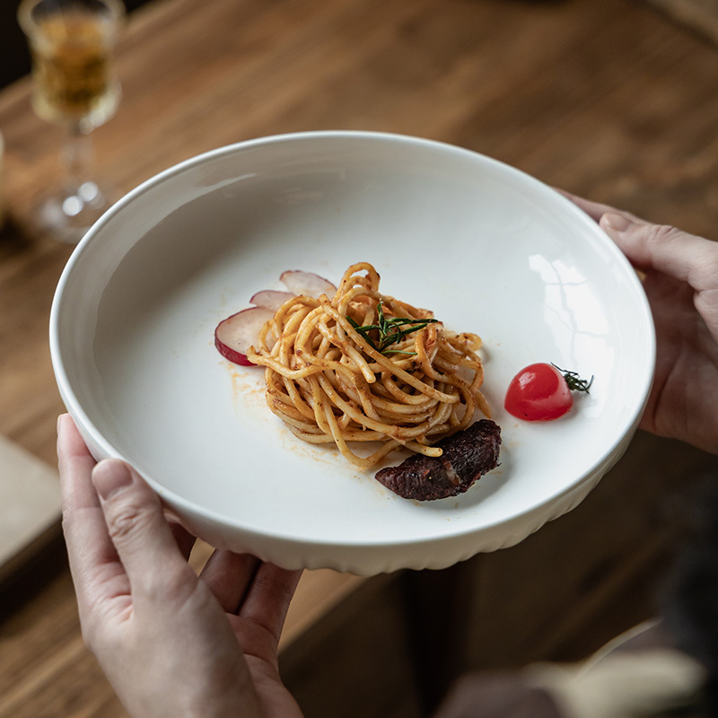 Retro simple plato de cerámica profunda alta sensación de platos de platos caseros redondos de restaurante blanco puro platos de carne de pasta cubiertos