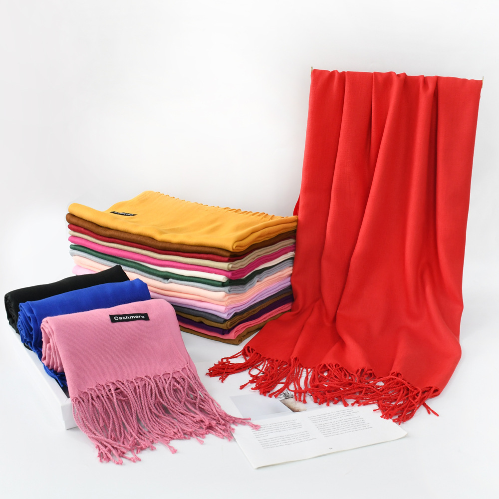 Bufanda de cachemira de imitación de color sólido de otoño e invierno Mujer roja Reunión anual impresa LOGO Bordado 200g Chal cálido babero al por mayor