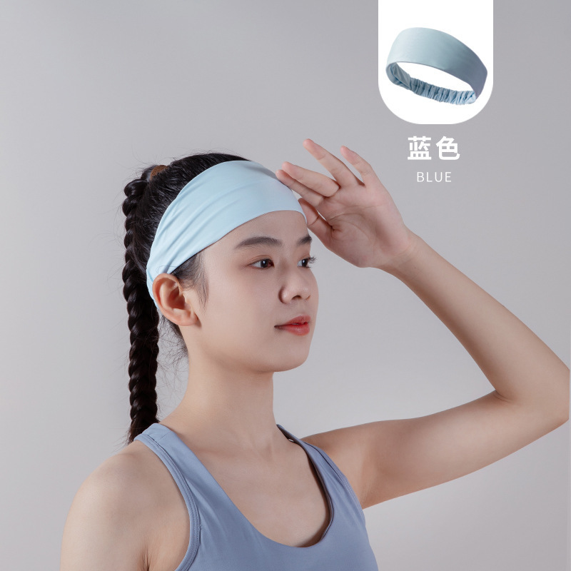 運動ヘアバンドの女性は汗を吸ってランニングします。|undefined