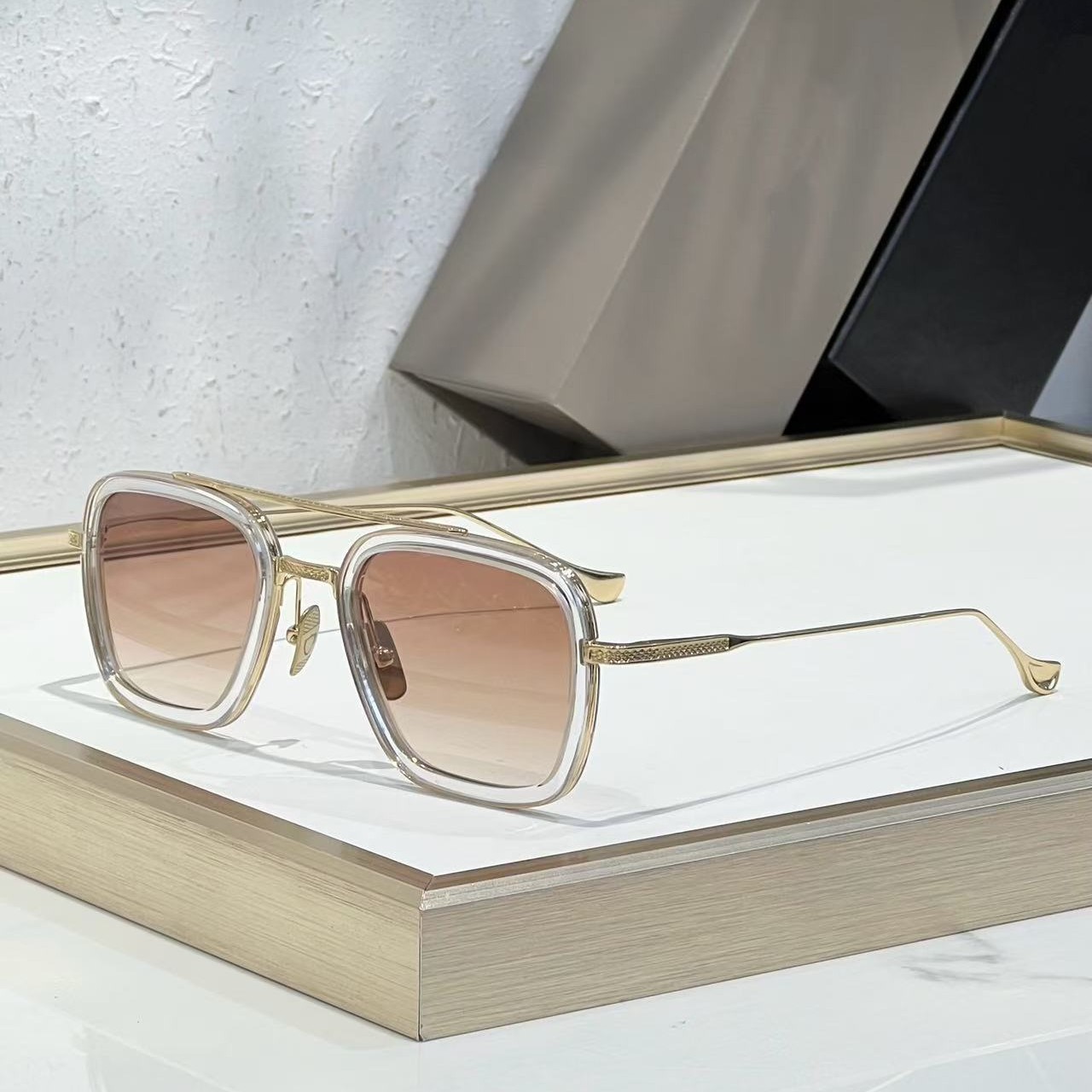 Fashionable classic travel sunglasses