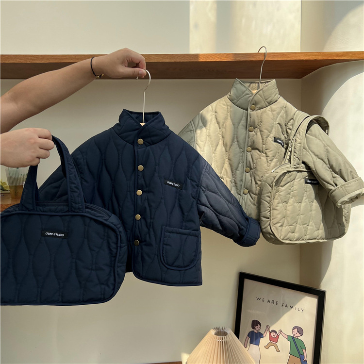 2024 Winterkleidung für Kinder mit Taschen Kleidung Koreanische Jungen Mädchen Kennzeichnung Stepp leichte und dünne Strickjacken Baumwolle_voghion.com