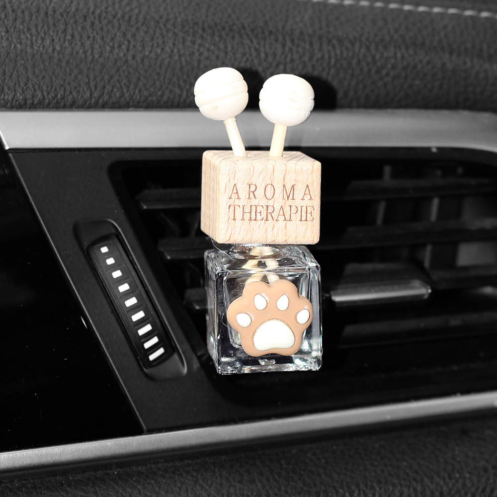 La botella vacía de perfume de la salida de aire del automóvil se puede llenar por sí misma. El aceite esencial de aromaterapia del automóvil se puede volatilizar y expandir la fragancia.