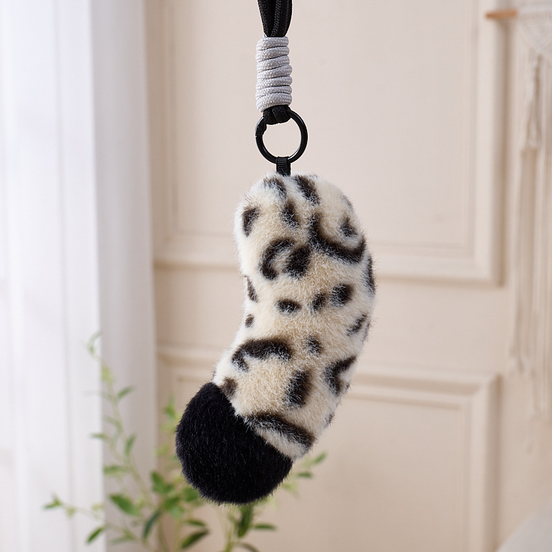 M snow leopard tail pendant