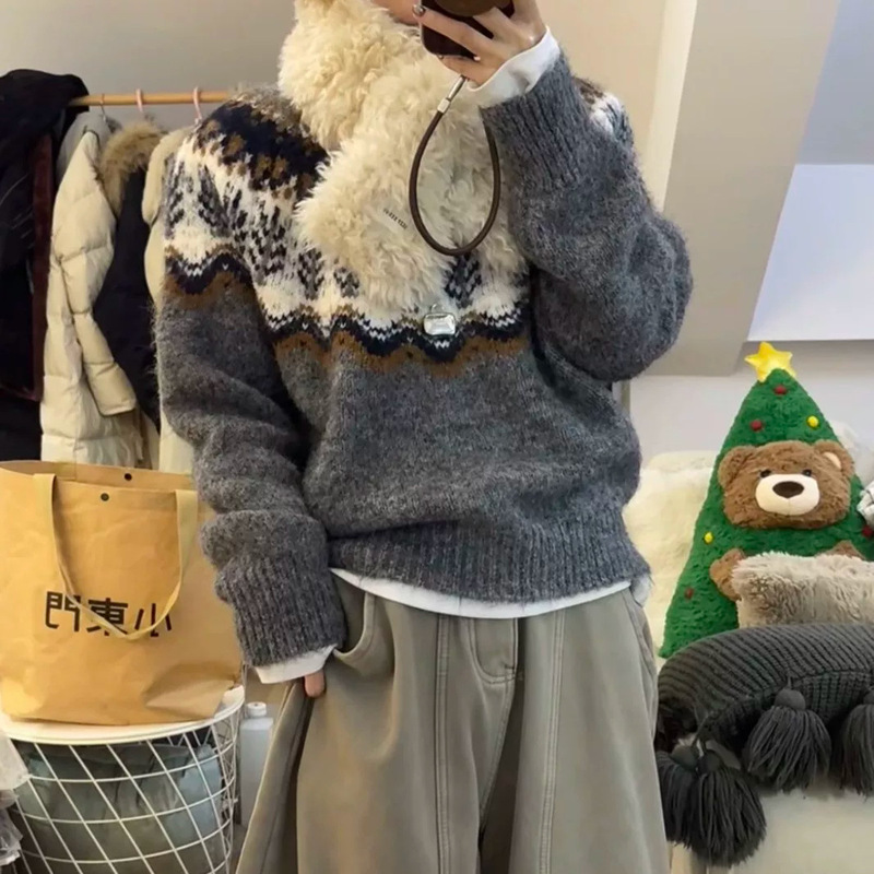 Retro Nordic-style, high-end, and luxurious Fair Isle sweater, a thick knit top for women, perfect for layering under a coat in autumn and winter