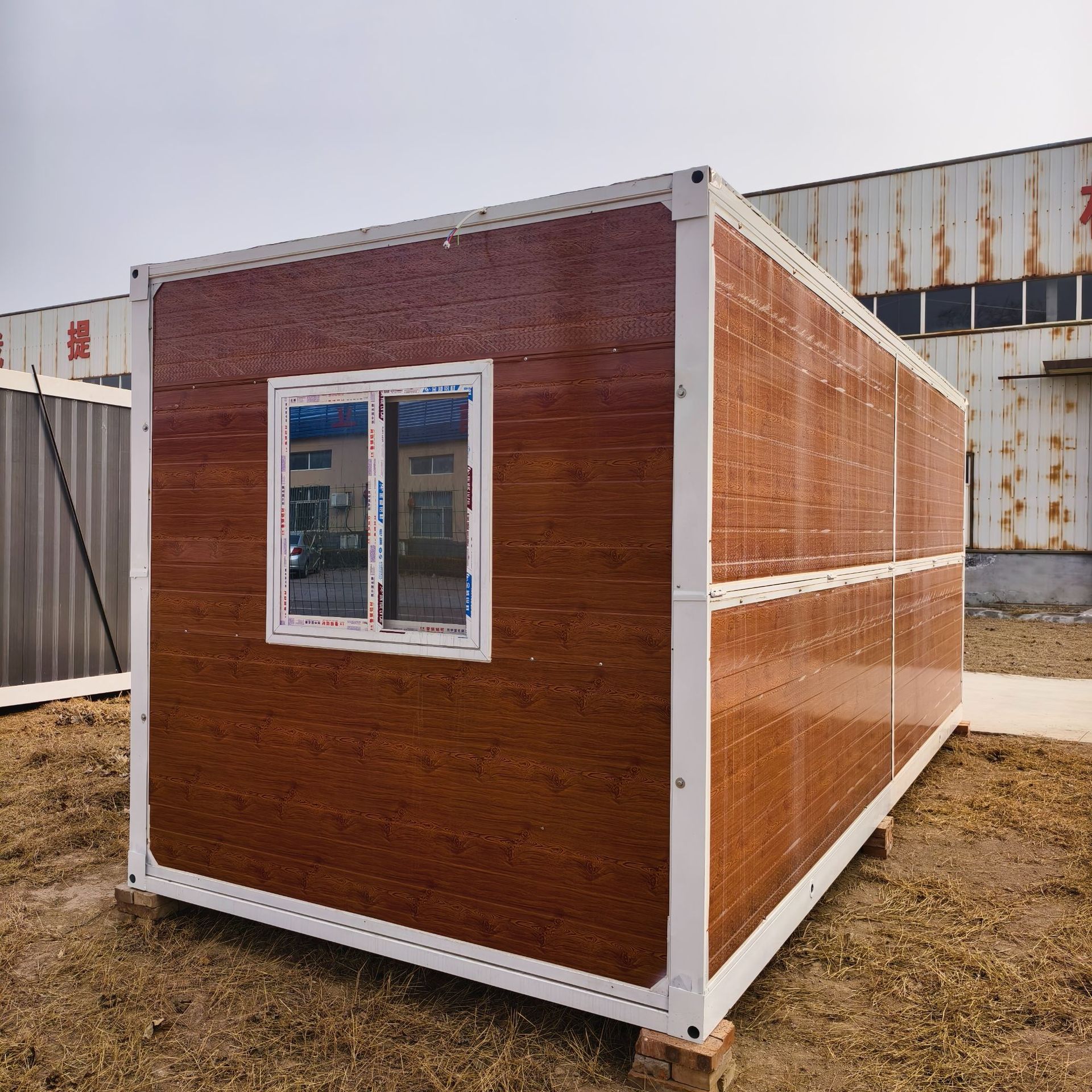 Contenedor de madera roja sala plegable dormitorio sitio de construcción oficina móvil simple caja rápida fabricante de contenedores al por mayor