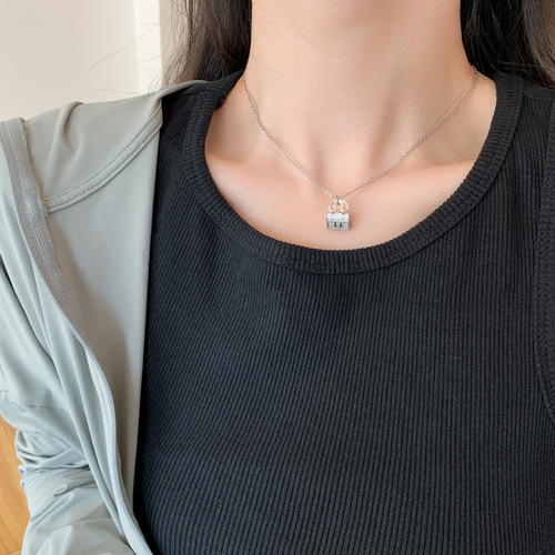 Ins light luxury niche H letter bag and necklace for women, simple and versatile, trendy clavicle chain, exquisite zirconium titanium steel ornament