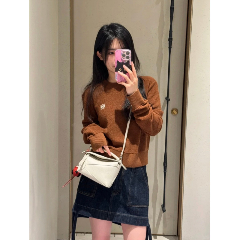 25年 ショート丈 スリムフィット 長袖 丸首 ニットセーター レディース インナー トップス 刺繍ロゴ/刺繍入り|undefined