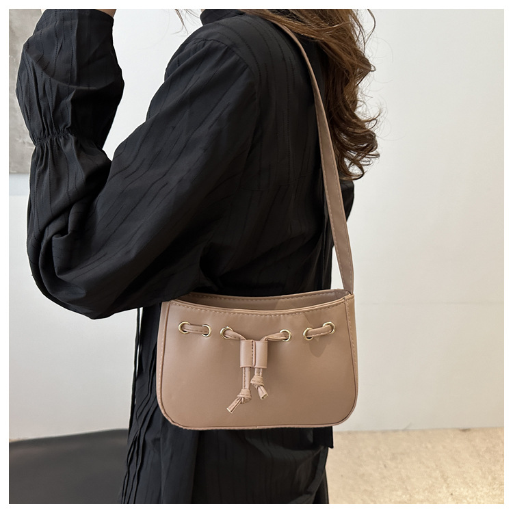 The new autumn/winter 2024 collection of women's bags features a retro and simple Korean-style underarm bag. This year, hand-held bags are in vogue, exuding a sense of sophistication undefined