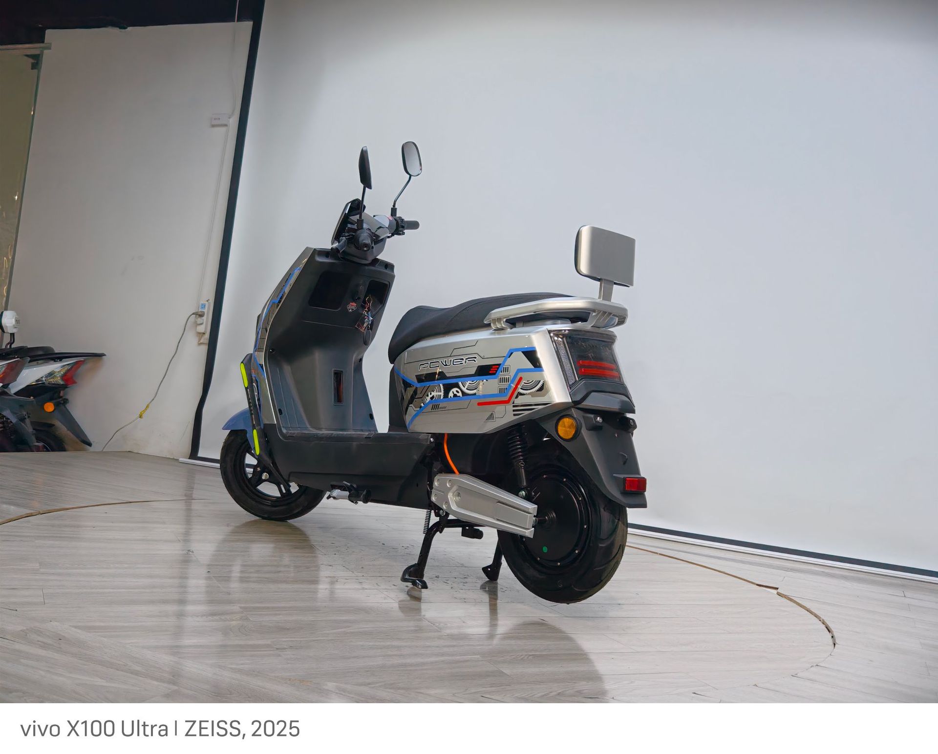 Foreign Trade Export Cangqiong Electric Motorcycle, Commuter Electric Scooter, Electric Scooter with Long Range and High Power