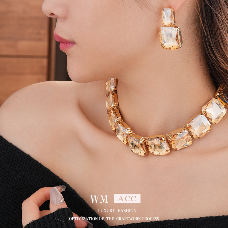 Pendientes cuadrados con incrustaciones de diamantes Collar de dos piezas Pendientes de temperamento exagerado de todo fósforo de moda Accesorios de vestir de alta gama de lujo ligero