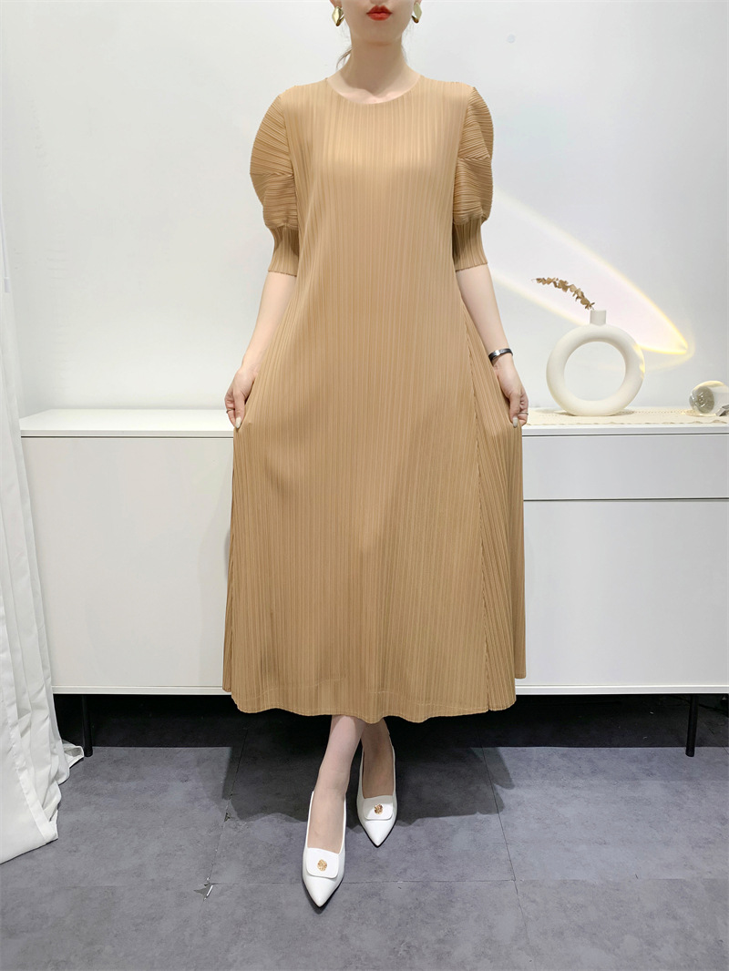 2024春夏のワンピースの女性のしわのスカートのファッションは年齢を減らしてゆったりしています。
