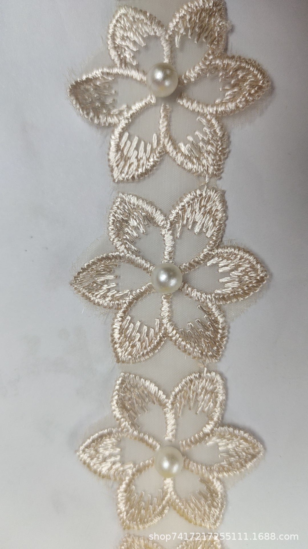 En stock 3,3 cm de una sola capa de flores bordadas de seis pétalos de flores orden perla encaje de organza de encaje ropa de falda de DIY