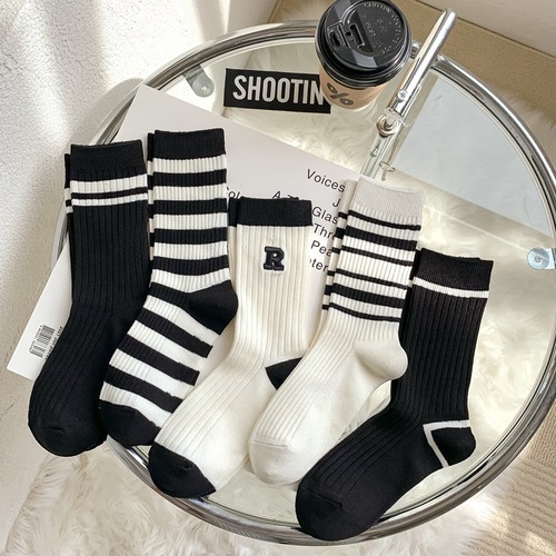 Sports socks for women with R letter embroidery, simple black and white stripes, casual, versatile, breathable double-needle socks for women, wholesale
