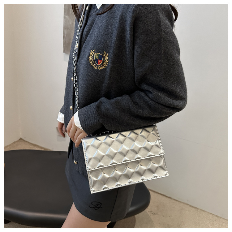 The 2024 autumn new embossed diamond-shaped single-shoulder crossbody bag with a chain design is a niche, fashionable, simple and retro small square bag undefined