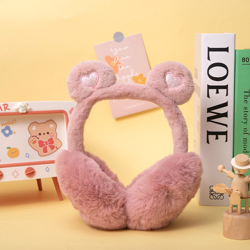 冬の日本のアニメのぬいぐるみの耳カバーの子供は耳を大切にします。|undefined