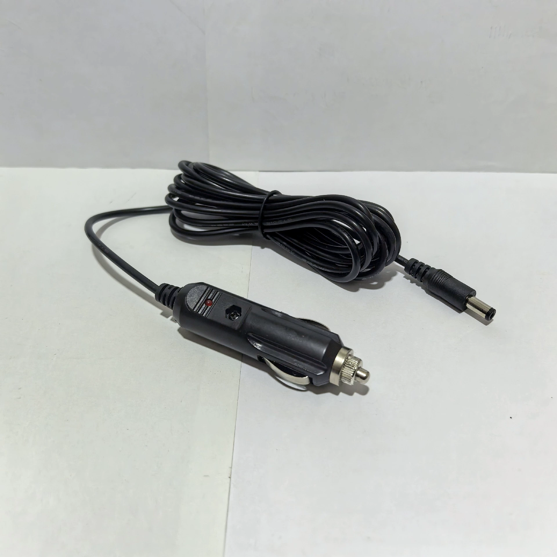 В наличии: адаптер для прикуривателя 12V/24V DC, штекер 55*21 мм, автомобильное зарядное устройство, кабель DC, длина 3.3m м, 5-5А