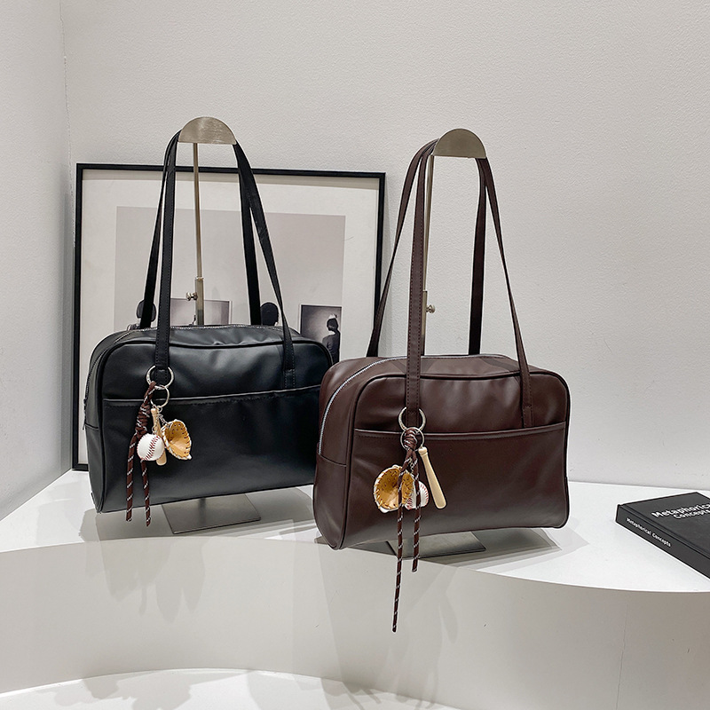 Bolsas de gran capacidad retro nicho Volkswagen para mujeres 2024 nuevo invierno simple bolsas de brazo bolsas de gran capacidad de aire extranjero