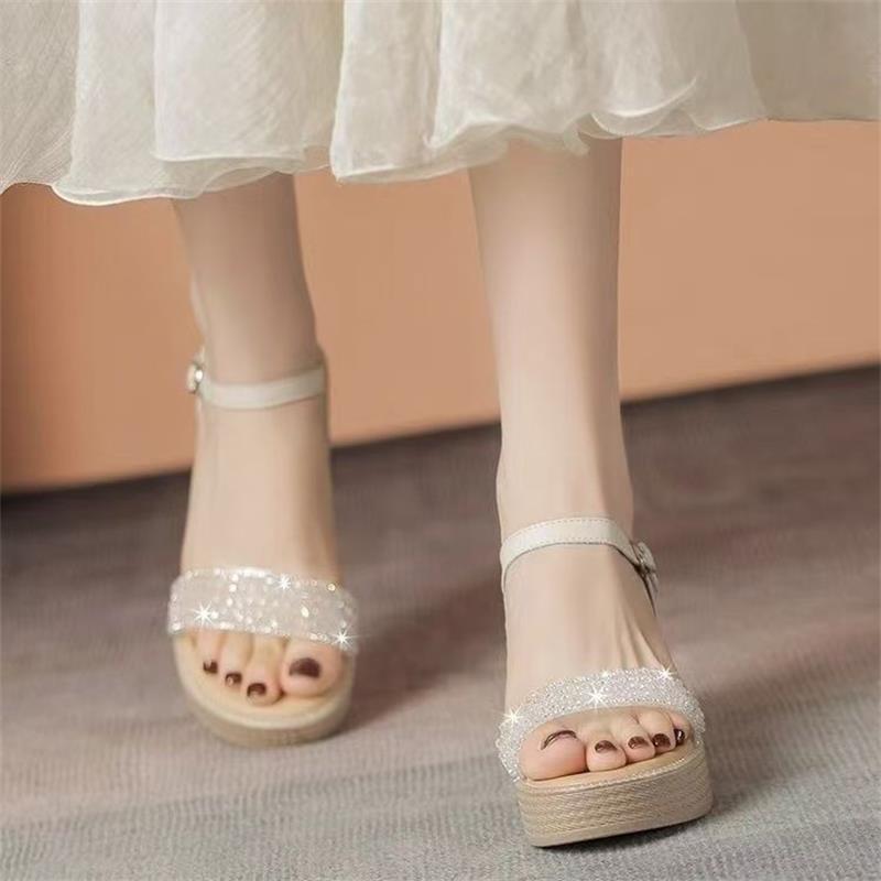 Sandalias de talón de pendiente para mujeres 2026 verano nuevo tipo de hebilla de hadas viento de talón de pendiente gruesa de fondo de sandalias no cansadas