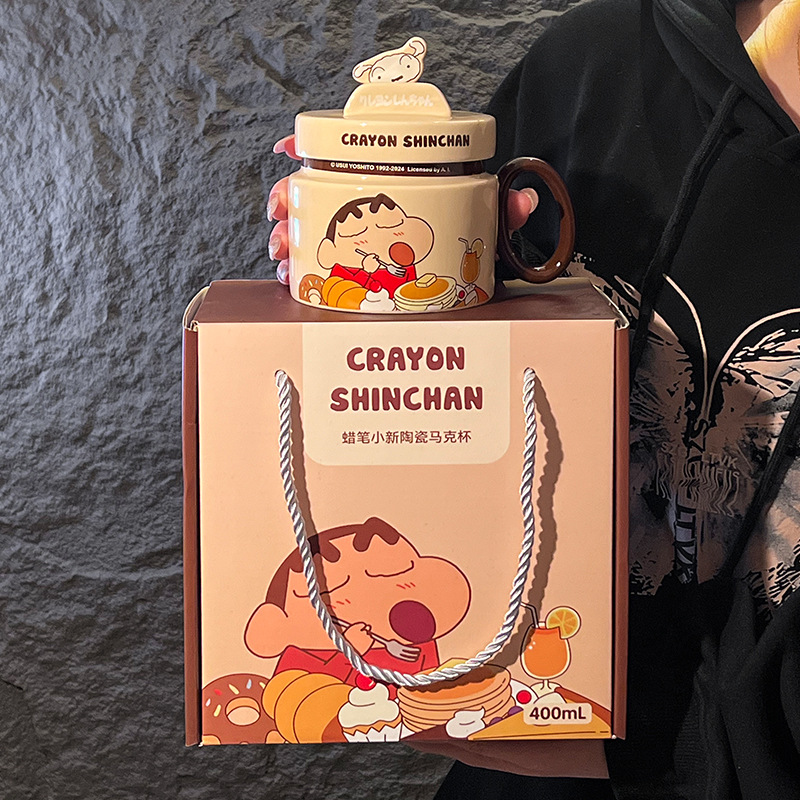 Crayon Shin-chan soporte de marca compartida con tapa taza de cerámica de dibujos animados linda taza de alto valor taza de desayuno caja de regalo