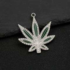 個性的なパンクヒップホップアクセサリーのネックレス画油にドリル合金の大楓の葉のペンダントのアクセサリーの材料を入れます。