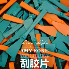 エロック製Amy Rokeスクレーパーにフィルム手作りDIY皮革工具に接着剤を塗る時に使う