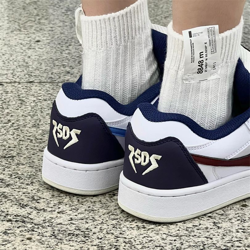 Zapatos blancos de suela gruesa para mujeres 2025 verano nuevo estilo de malla transpirable moda versátil ligero aumento de altura zapatos deportivos casuales